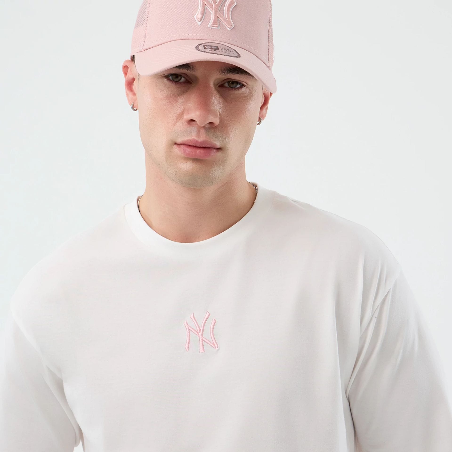 The model is wearing this MLB League Essential New York Yankees Oversized T-Shirt in white. 5