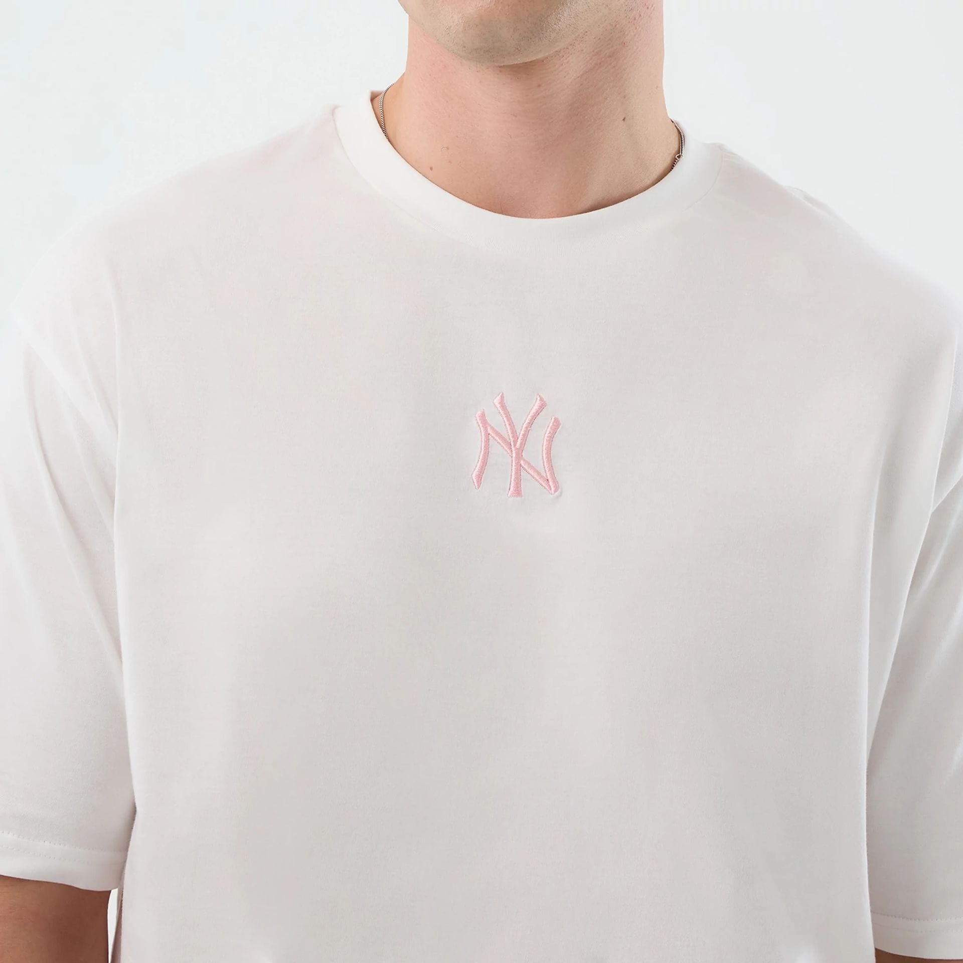 The model is wearing this MLB League Essential New York Yankees Oversized T-Shirt in white. 6
