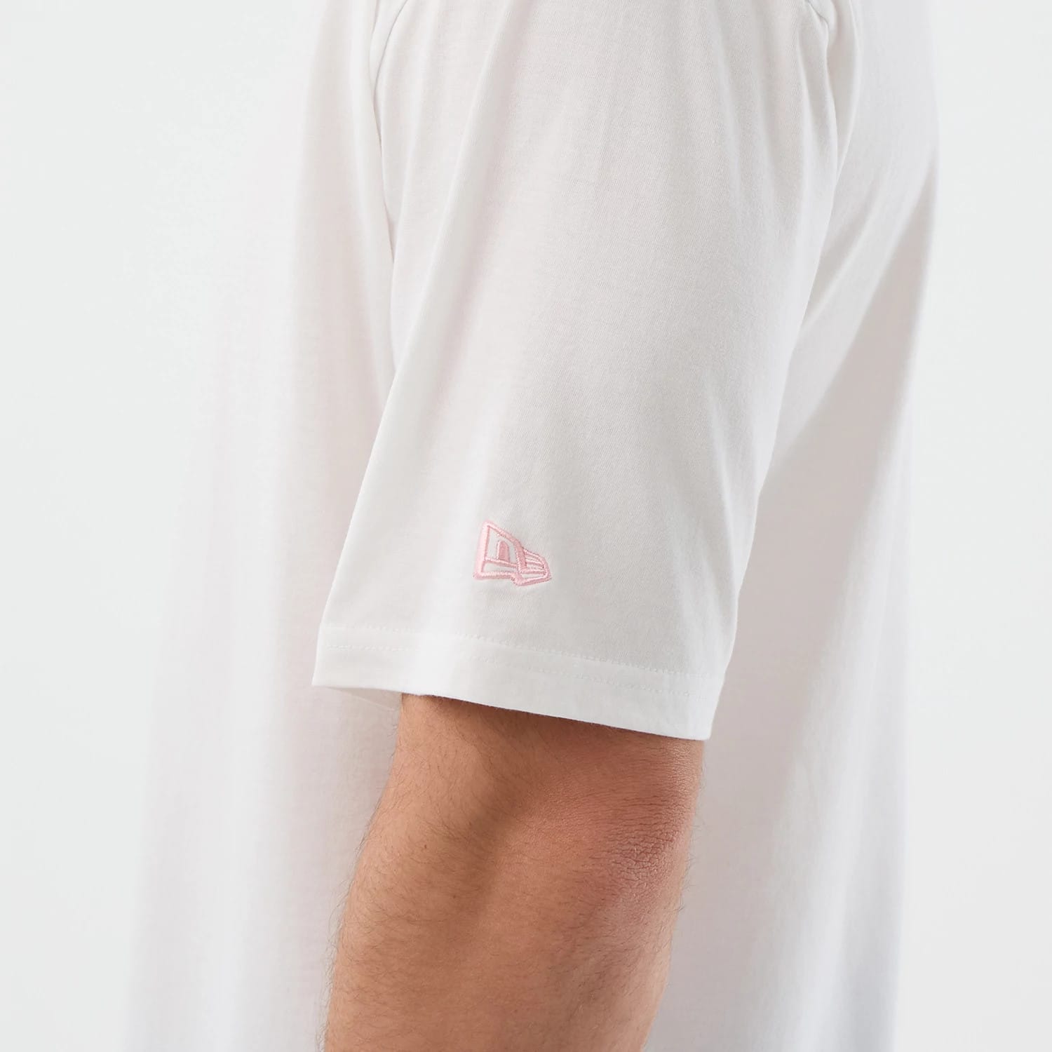 The model is wearing this MLB Midi League Essential New York Yankees Oversized T-Shirt in white. 7
