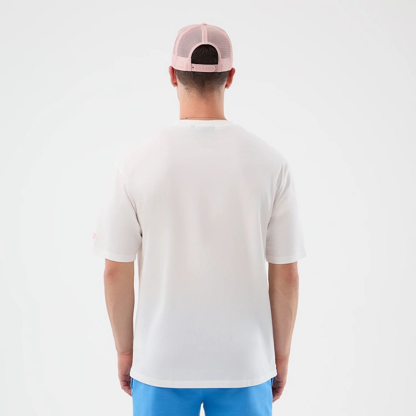 The model is wearing this MLB League Essential New York Yankees Oversized T-Shirt in white. 2