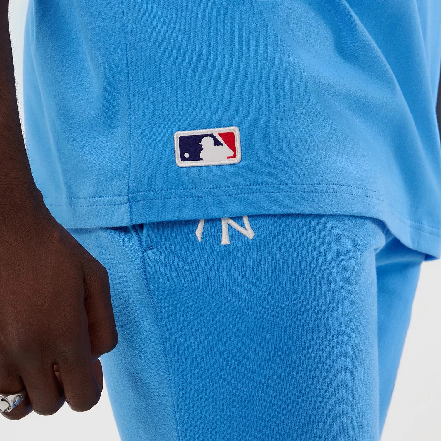 The model is wearing this MLB League Essential New York Yankees Oversized T-Shirt in pastel blue. 6