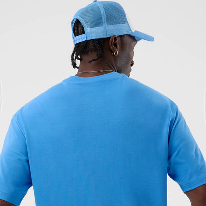 The model is wearing this MLB League Essential New York Yankees Oversized T-Shirt in pastel blue. 7