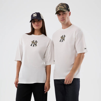 The model is wearing this MLB Infill New York Yankees Oversized T-Shirt in white. 1