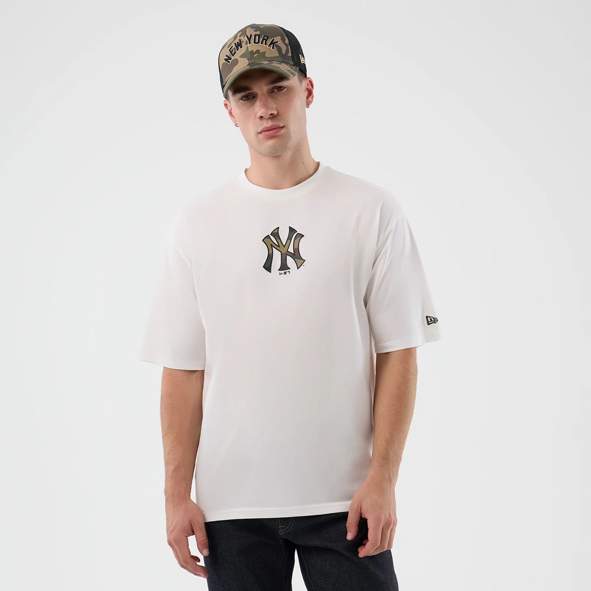 The model is wearing this MLB Infill New York Yankees Oversized T-Shirt in white. 3