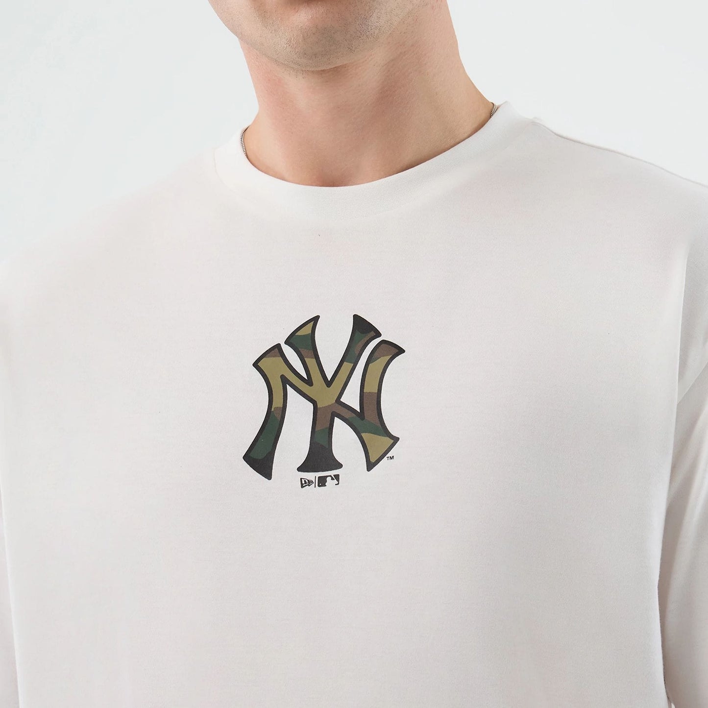 The model is wearing this MLB Infill New York Yankees Oversized T-Shirt in white. 6