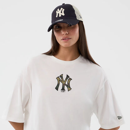 The model is wearing this MLB Infill New York Yankees Oversized T-Shirt in white. 7