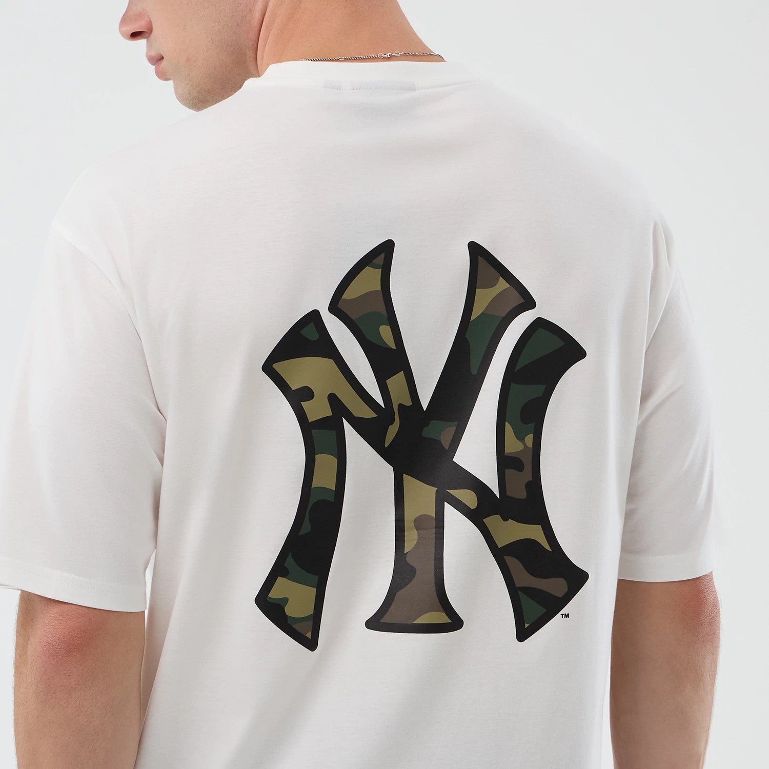 The model is wearing this MLB Infill New York Yankees Oversized T-Shirt in white. 4