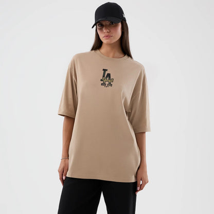 The model is wearing this MLB Infill LA Dodgers Oversized T-Shirt in light beige. 5