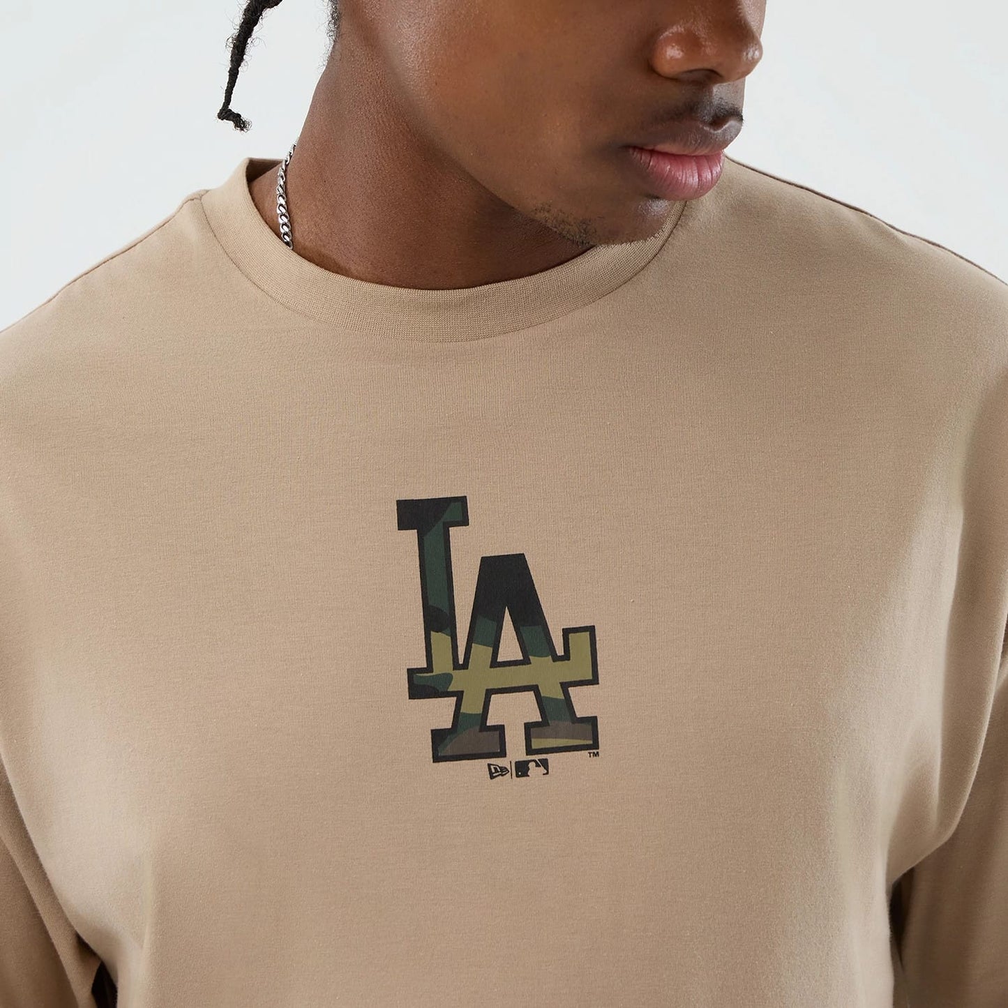 The model is wearing this MLB Infill LA Dodgers Oversized T-Shirt in light beige. 6