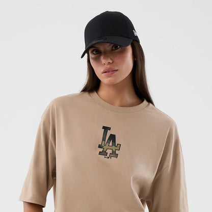 The model is wearing this MLB Infill LA Dodgers Oversized T-Shirt in light beige. 7