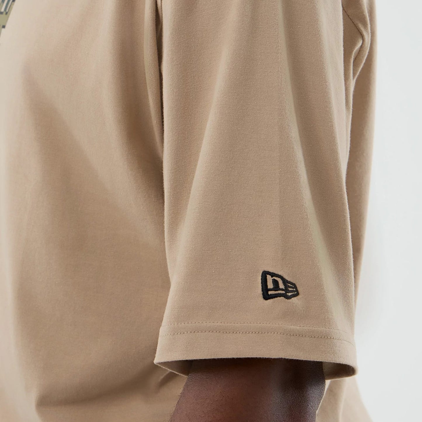 The model is wearing this MLB Infill LA Dodgers Oversized T-Shirt in light beige. 8