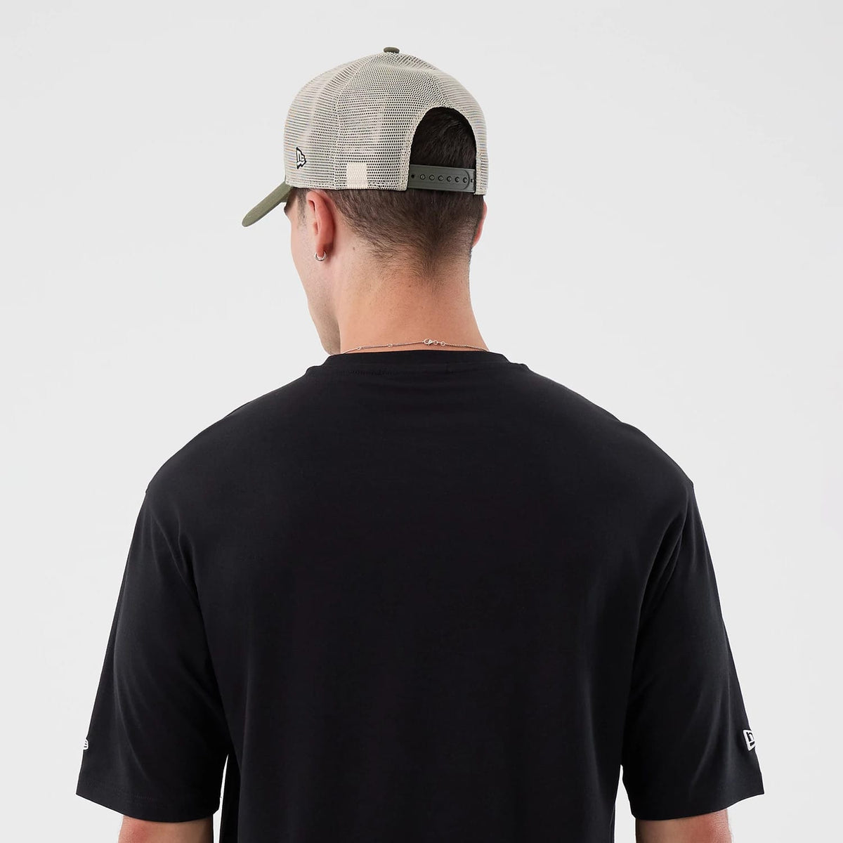 The model is wearing this MLB Icon Graphic New York Mets T-Shirt in black. 4