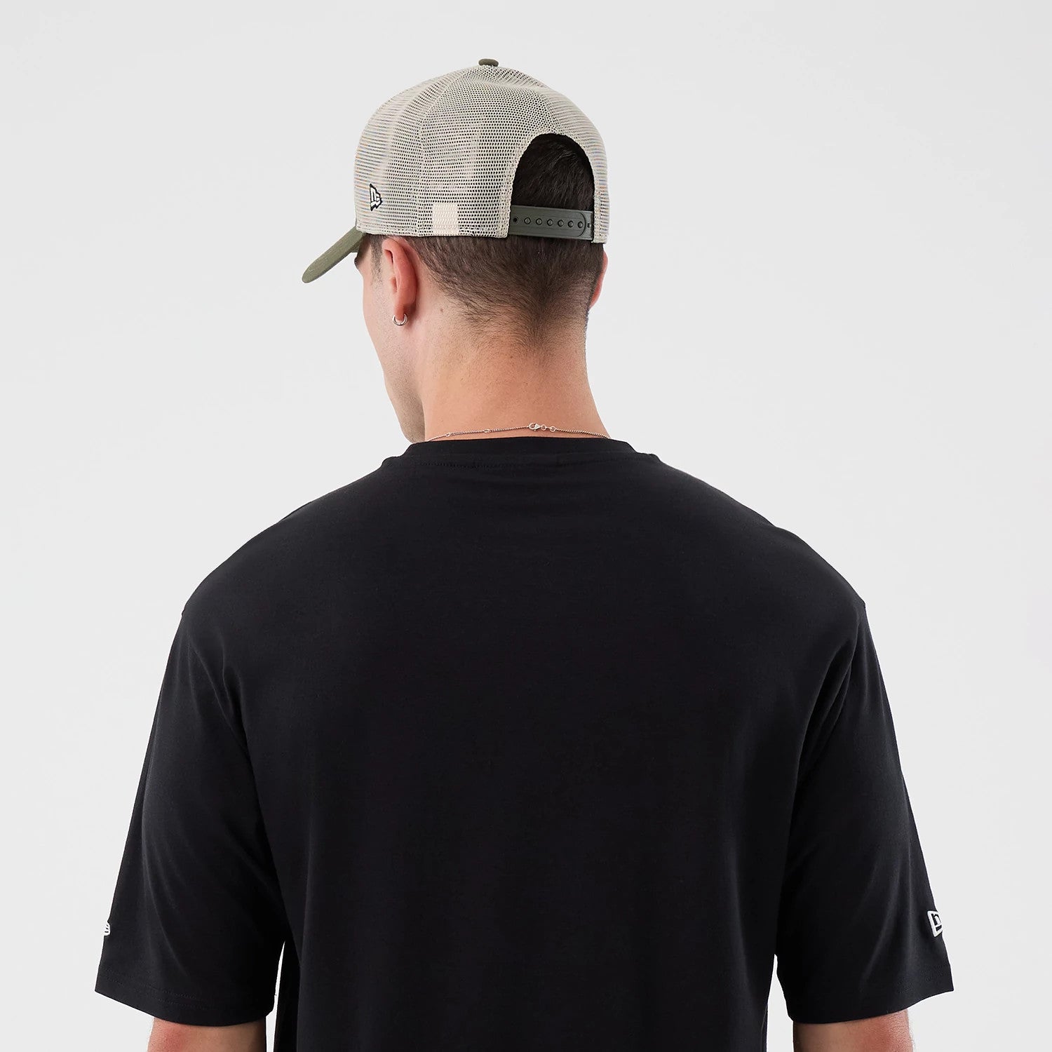 The model is wearing this MLB Icon Graphic New York Mets T-Shirt in black. 4