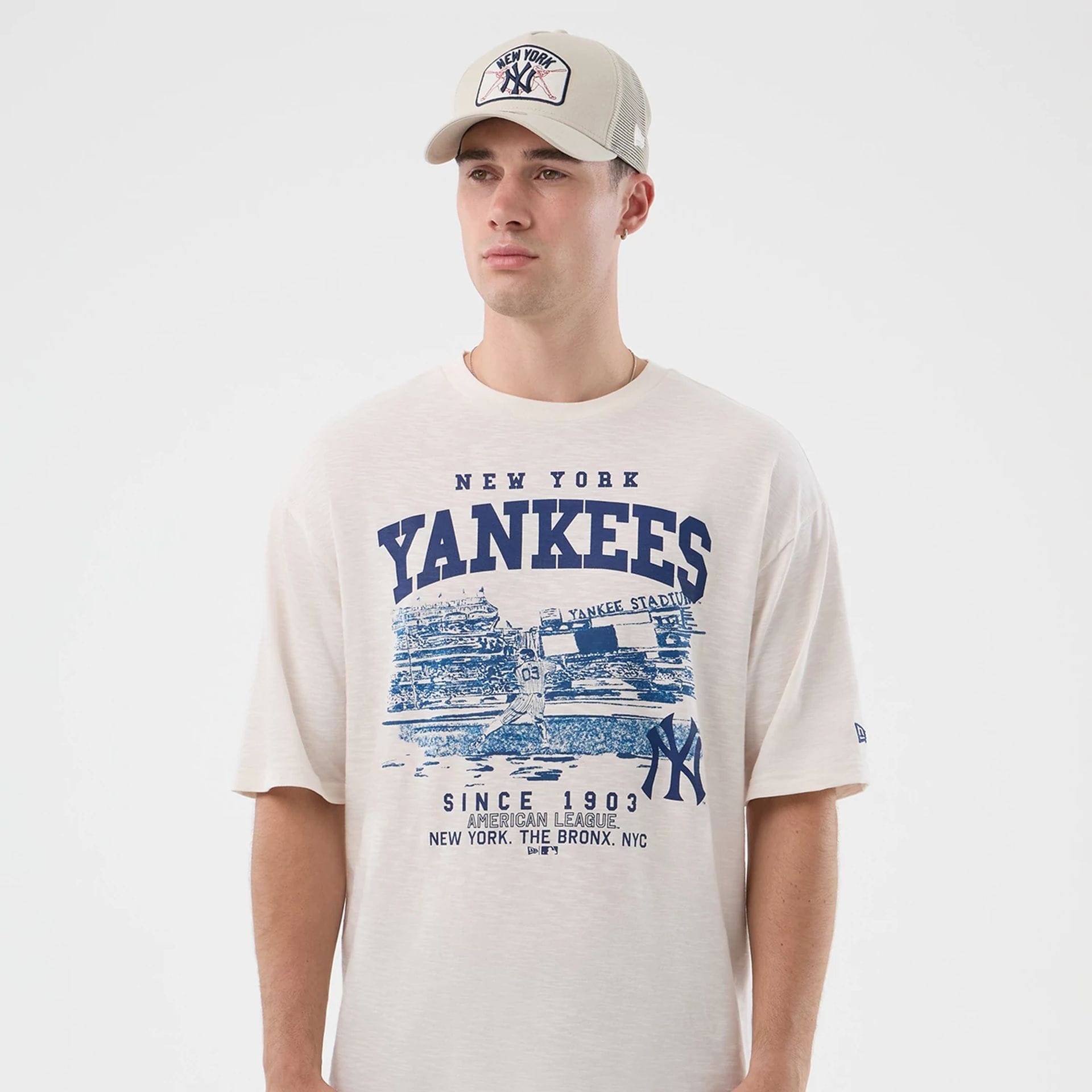 The model is wearing this MLB Slub New York Yankees Oversized T-Shirt in open white. 3