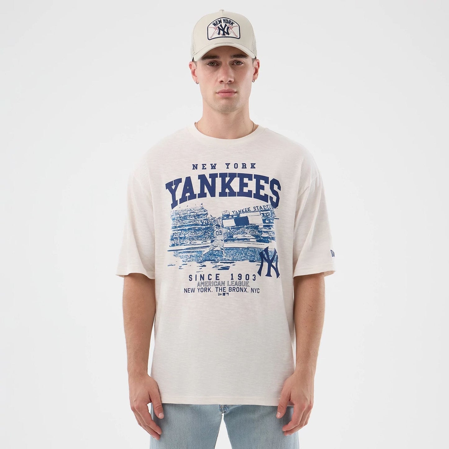 The model is wearing this MLB Slub New York Yankees Oversized T-Shirt in open white. 1