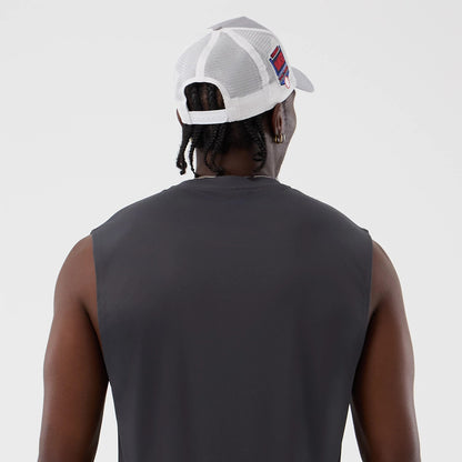 The model is wearing this MLB Core Plus New York Yankees Vest in dark grey. 6