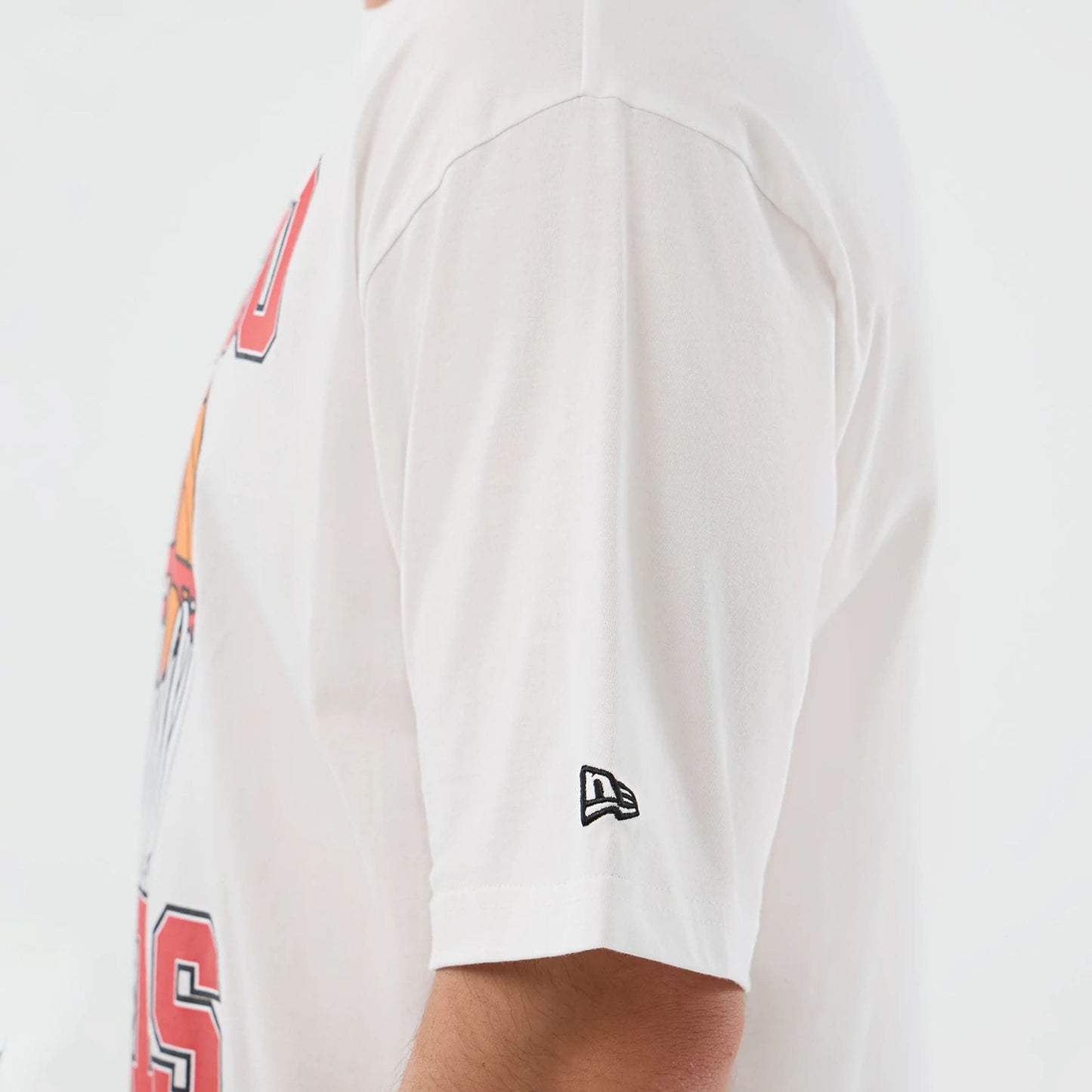 The model is wearing this NBA Basketball Graphic Chicago Bulls Oversized T-Shirt in white. 7