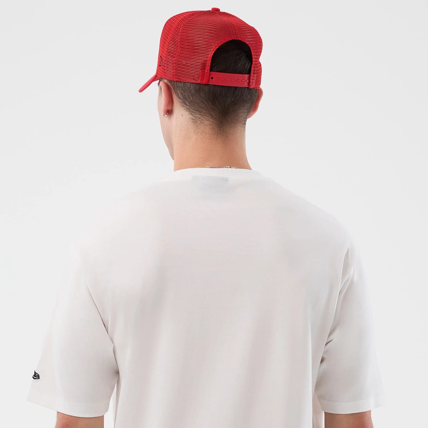 The model is wearing this NBA Basketball Graphic Chicago Bulls Oversized T-Shirt in white. 6
