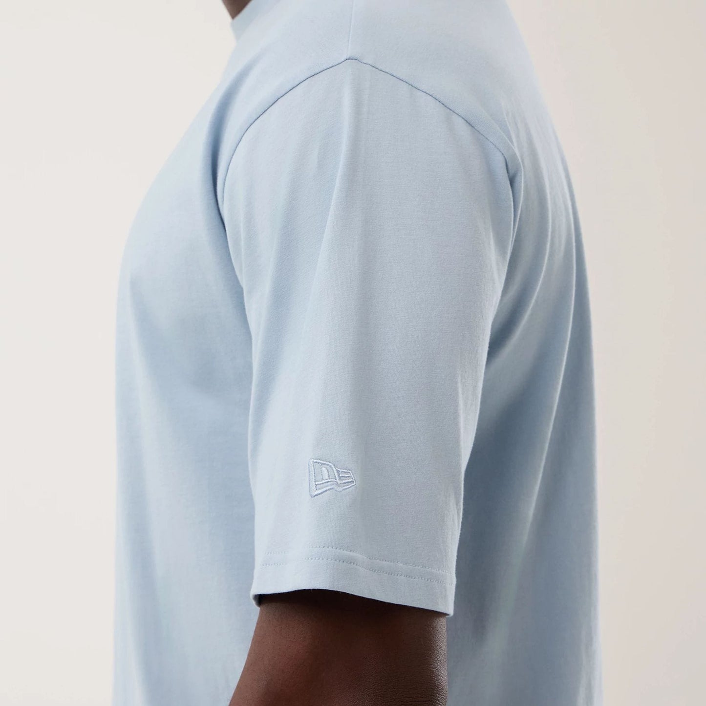 The model is wearing this NBA League Essential LA Lakers Oversized T-Shirt in pastel blue. 5