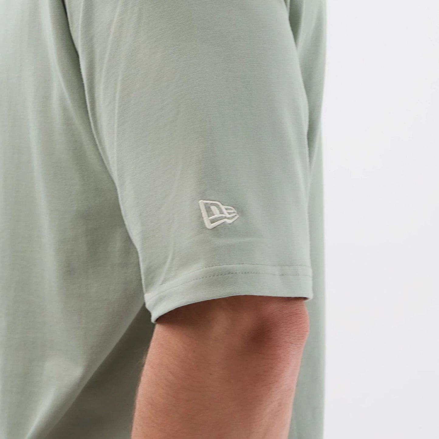 The model is wearing this MLB Script LA Dodgers Oversized T-Shirt in pastel green. 7