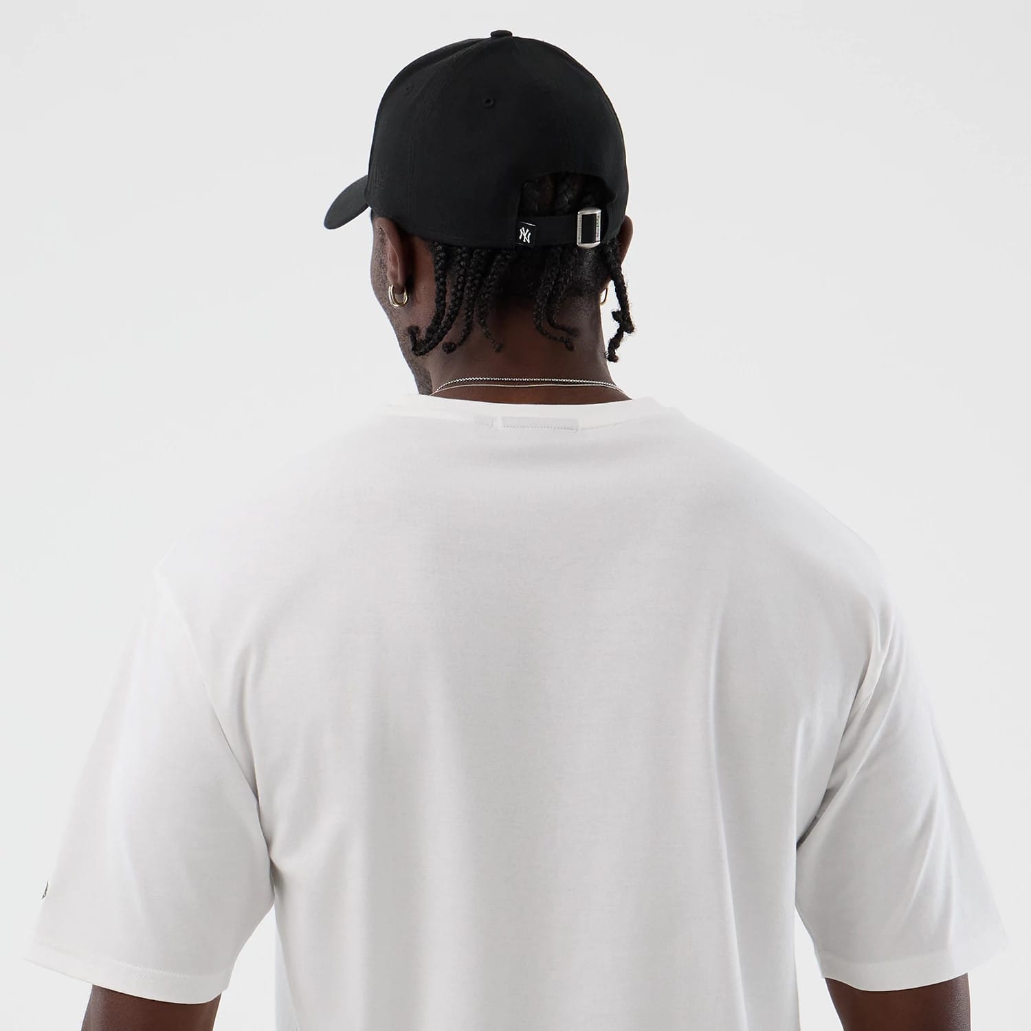 The model is wearing this MLB Icon Graphic New York Yankees T-Shirt in white. 7