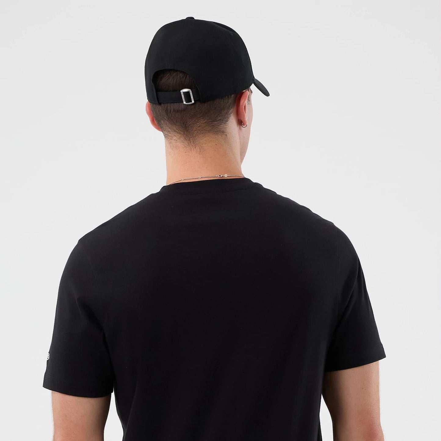 The model is wearing this NBA Court Graphic Chicago Bulls T-Shirt in black. 6
