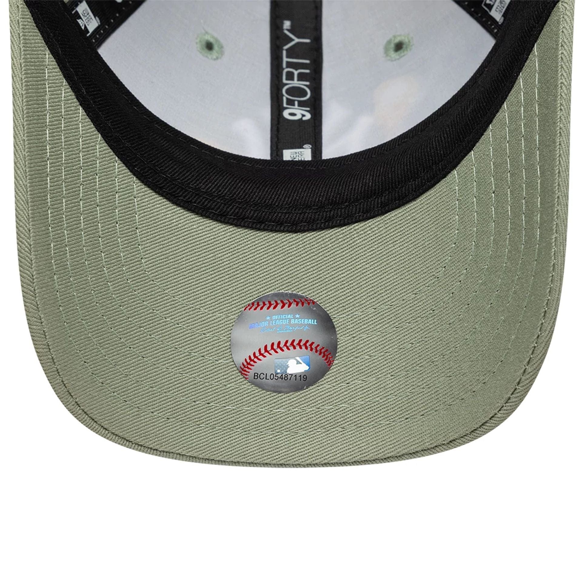 Pictured is this Toddler MLB Summer Icon New York Yankees 9FORTY cap in pastel green. 5