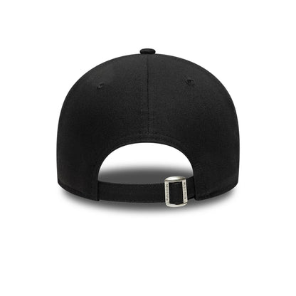 Pictured is this NBA Team Outline Chicago Bulls 9FORTY cap in black. 4