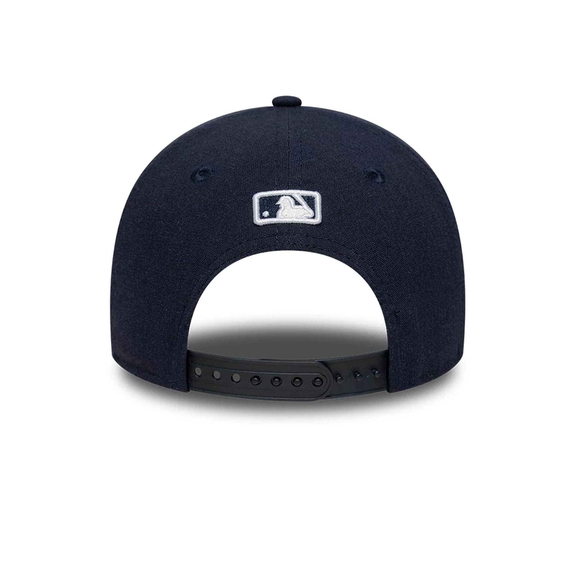 Pictured is this MLB Linen New York Yankees 9FORTY M-Crown cap in navy. 4