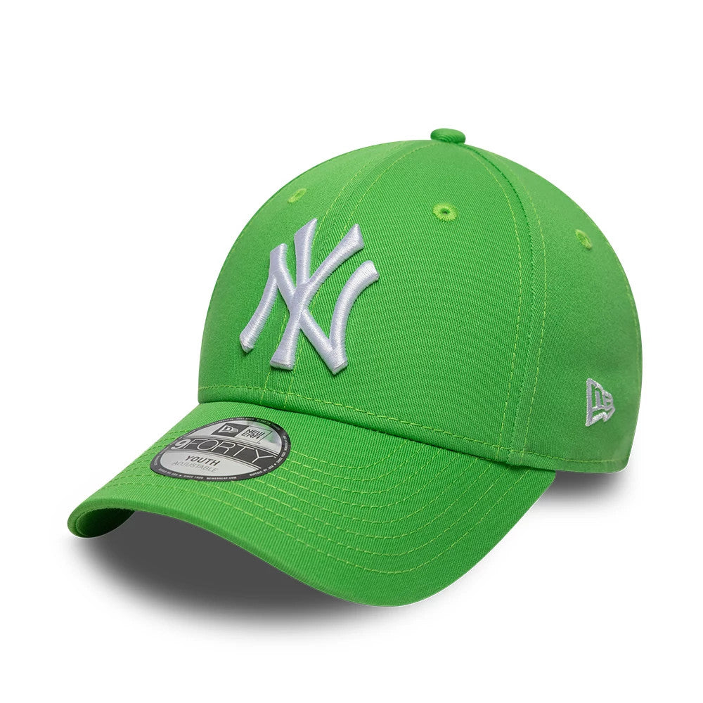 New York Yankees MLB League Essential Open Green New Era 9FORTY Adjustable Cap, front view showing the raised white New York Yankees logo on the structured green crown, a curved green visor with a 9FORTY size sticker.