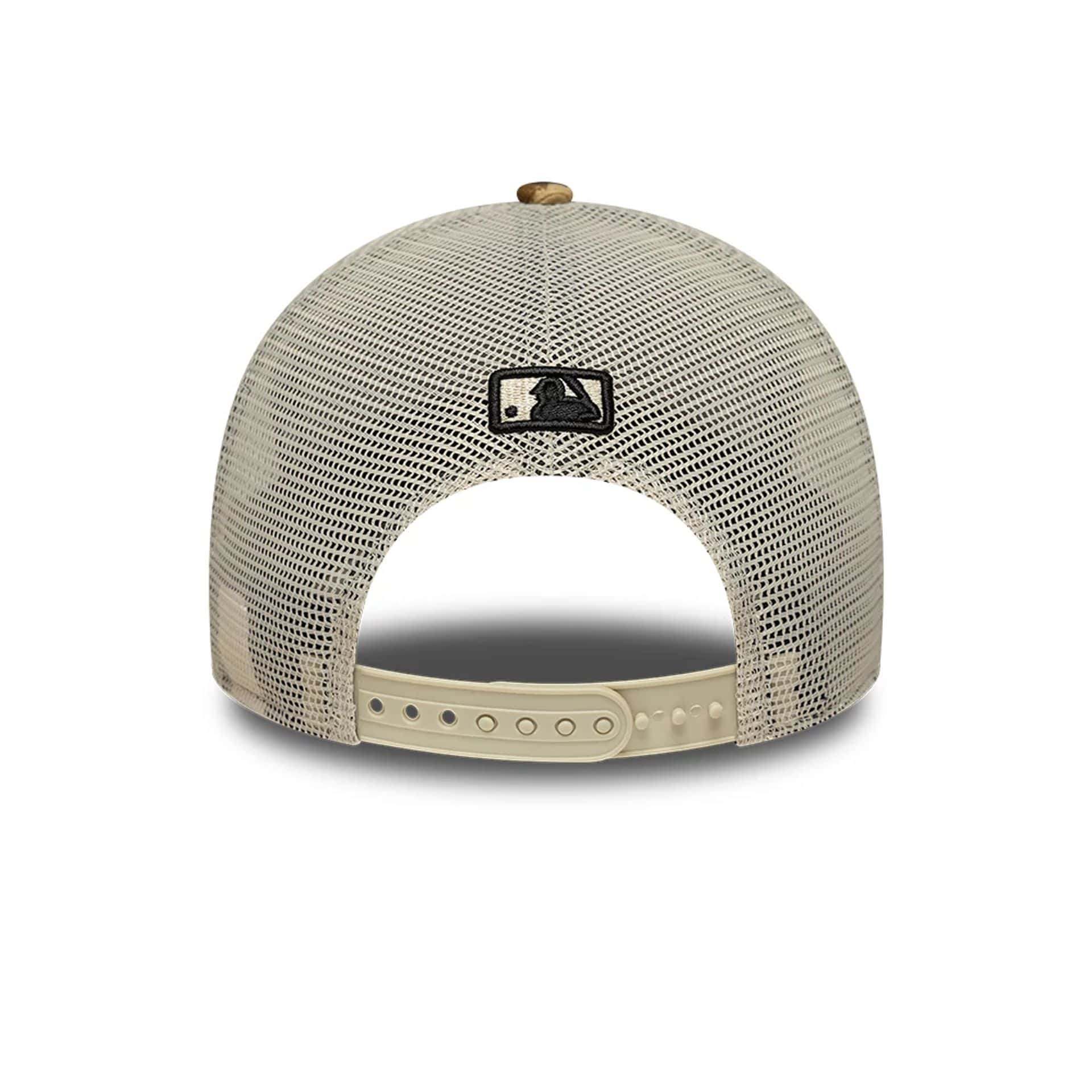 Pictured is this Womens MLB Leopard New York Yankees 9FORTY M-Crown A-Frame Trucker cap in dark brown. 4