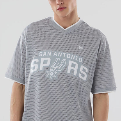 The model is wearing this NBA Mesh San Antonio Spurs Oversized T-Shirt in grey. 5