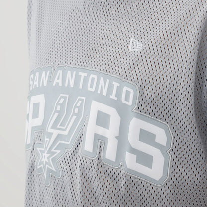 The model is wearing this NBA Mesh San Antonio Spurs Oversized T-Shirt in grey. 4
