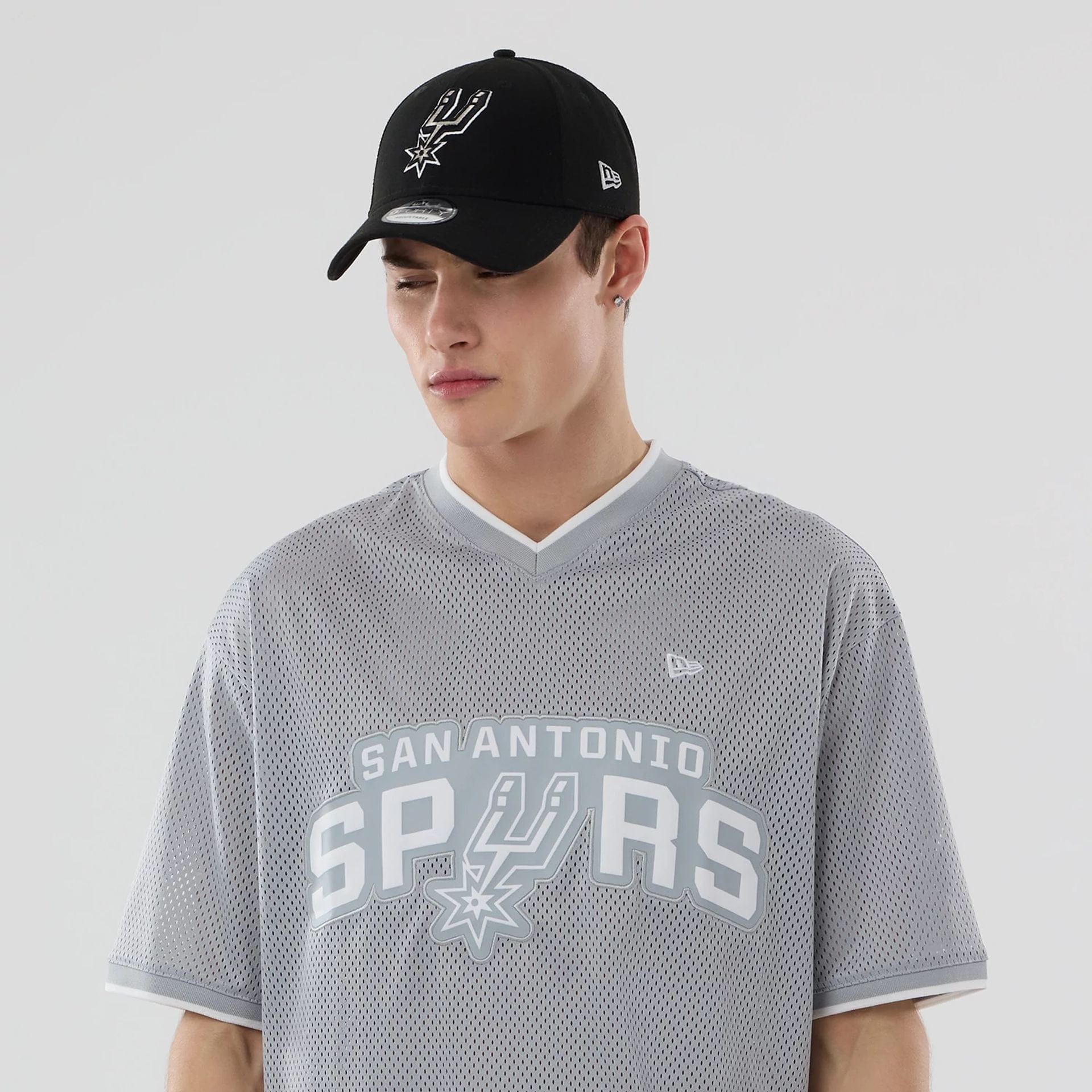 The model is wearing this NBA Mesh San Antonio Spurs Oversized T-Shirt in grey. 6