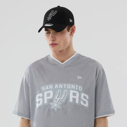 The model is wearing this NBA Mesh San Antonio Spurs Oversized T-Shirt in grey. 6