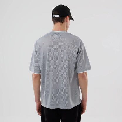 The model is wearing this NBA Mesh San Antonio Spurs Oversized T-Shirt in grey. 2