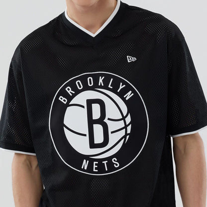 The model is wearing this NBA Mesh Brooklyn Nets Oversized T-Shirt in black. 3