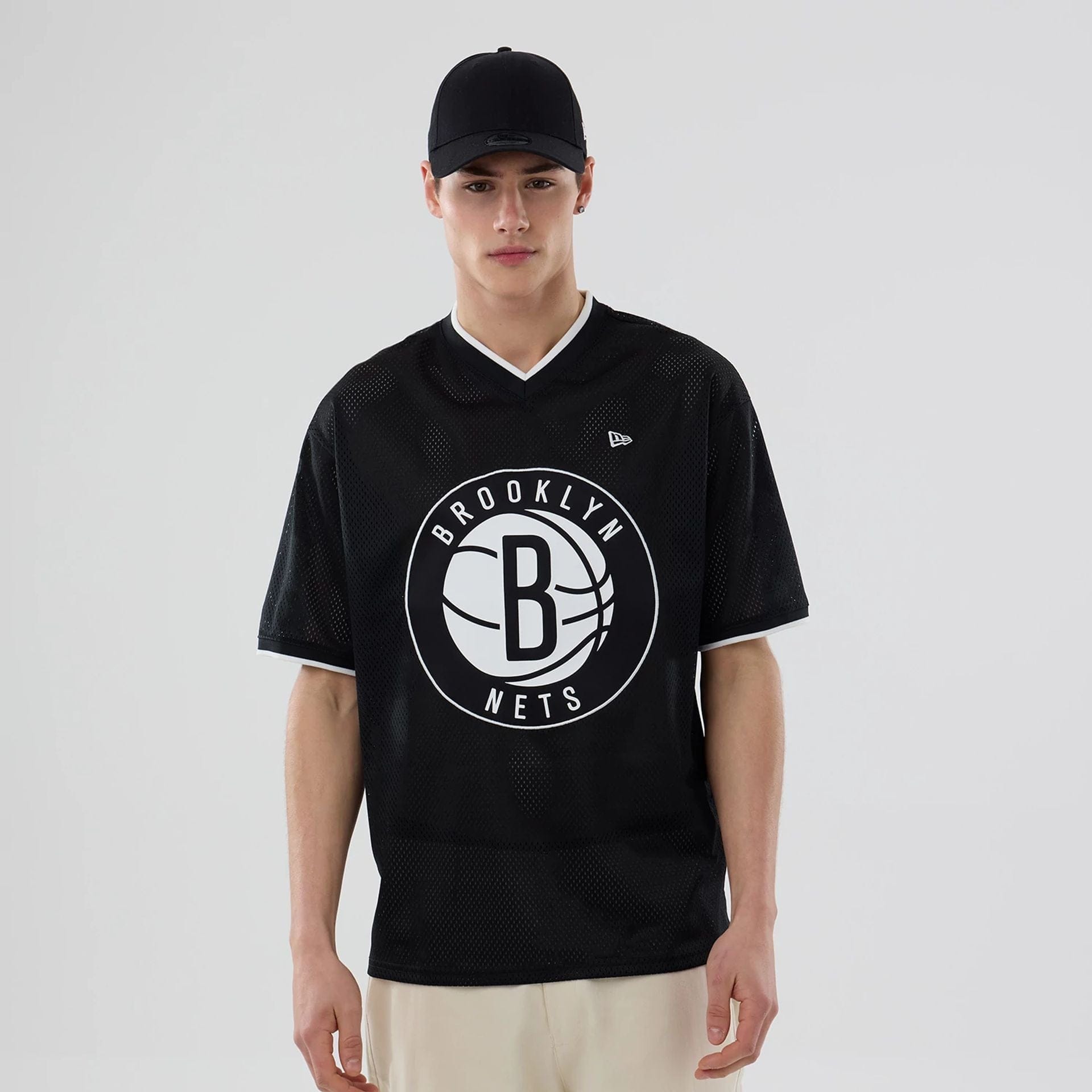 The model is wearing this NBA Mesh Brooklyn Nets Oversized T-Shirt in black. 1