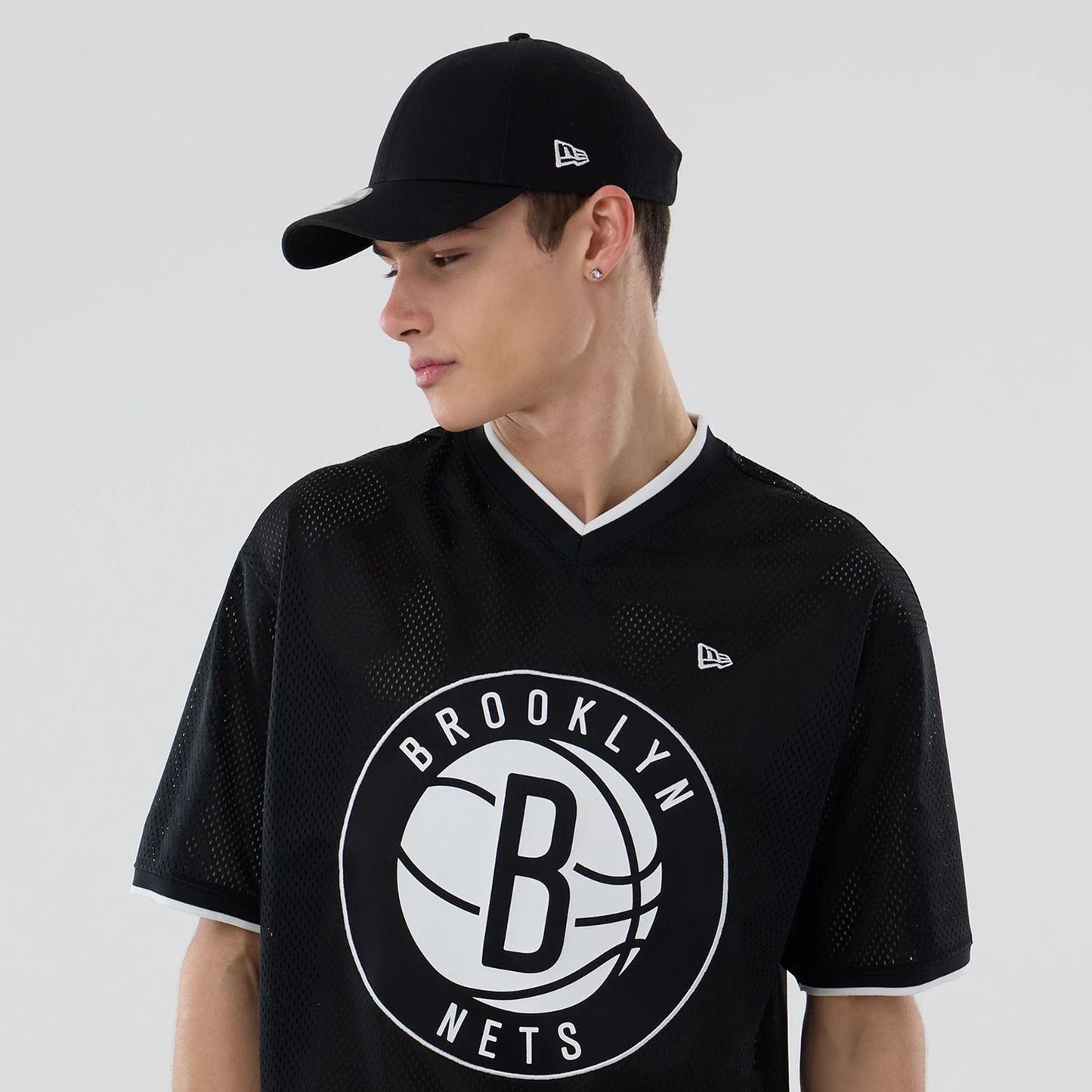 The model is wearing this NBA Mesh Brooklyn Nets Oversized T-Shirt in black. 5