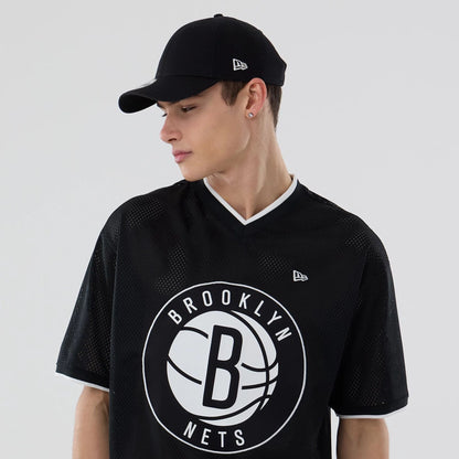 The model is wearing this NBA Mesh Brooklyn Nets Oversized T-Shirt in black. 5