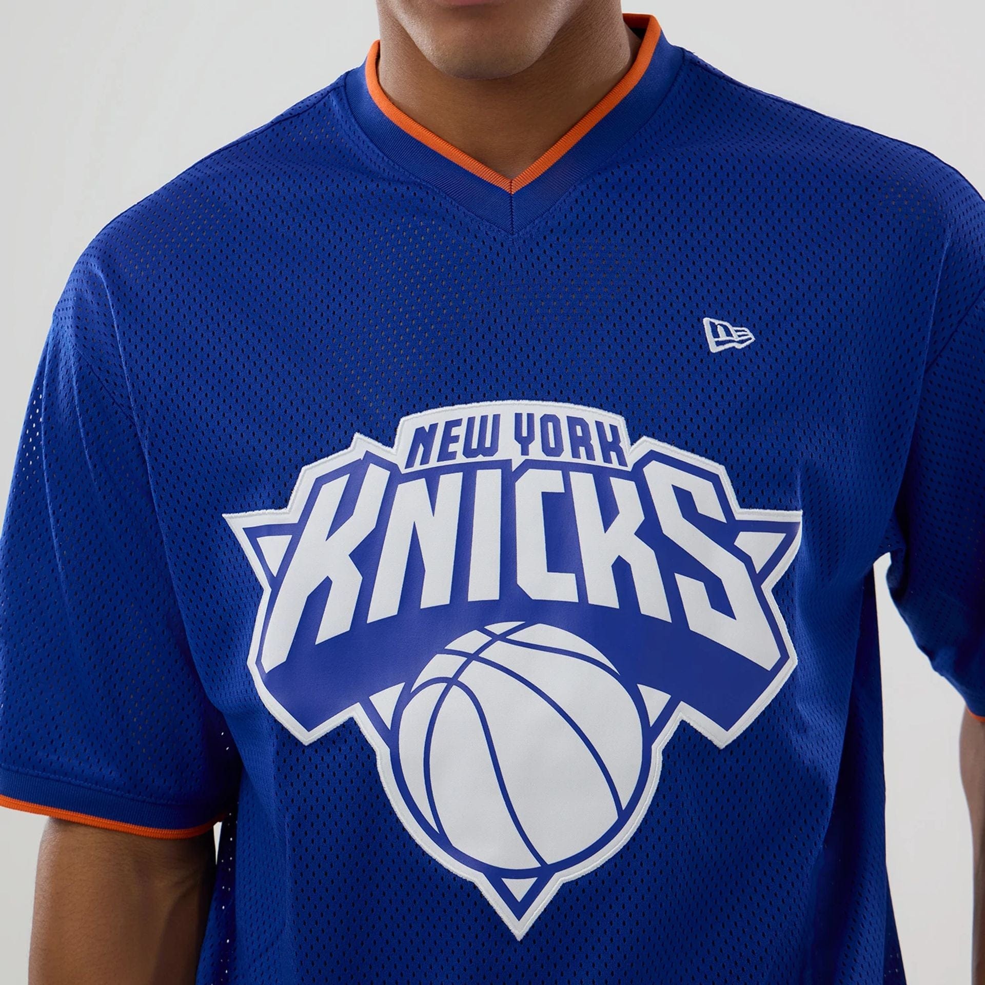 The model is wearing this NBA Mesh New York Knicks Oversized T-Shirt in blue. 3