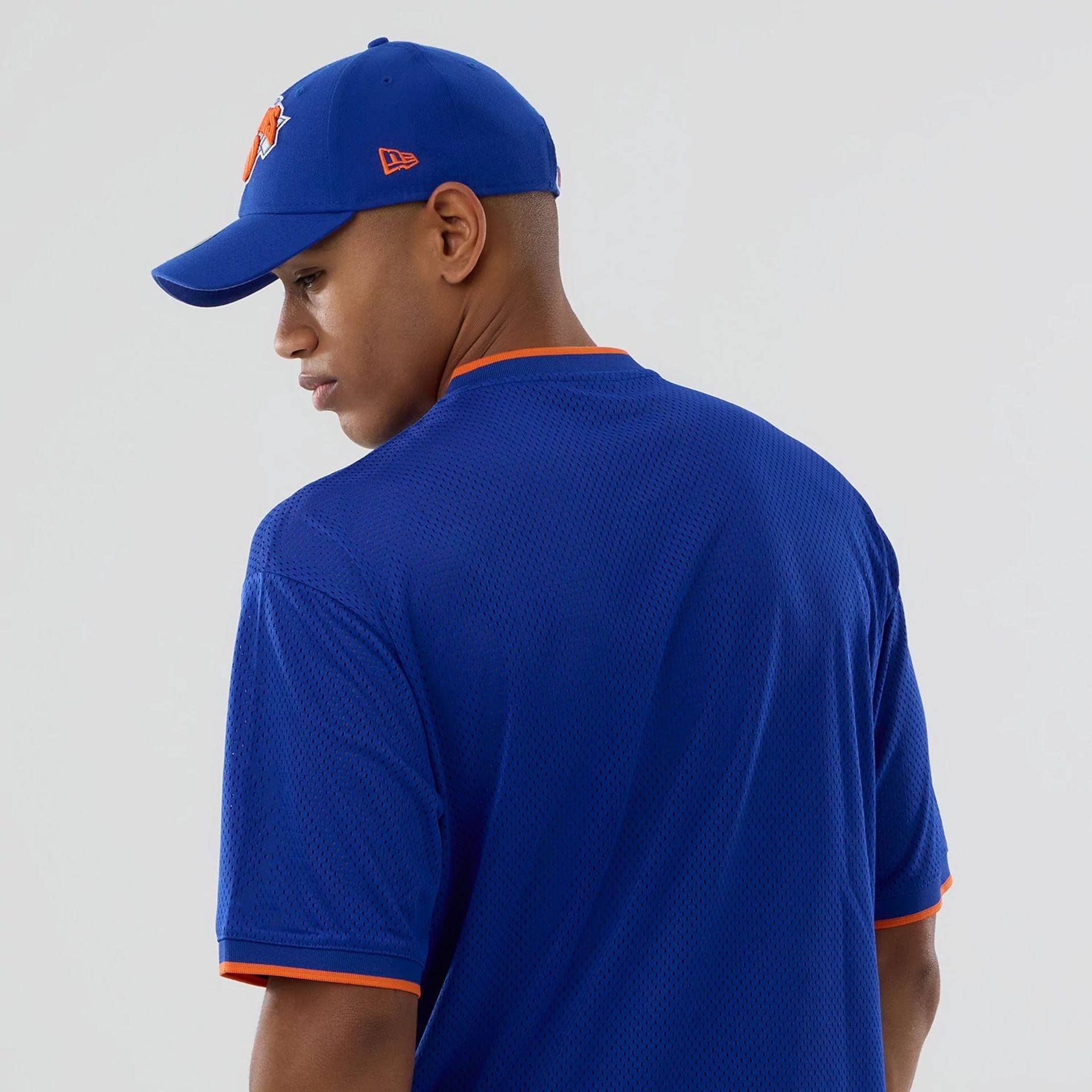 The model is wearing this NBA Mesh New York Knicks Oversized T-Shirt in blue. 7
