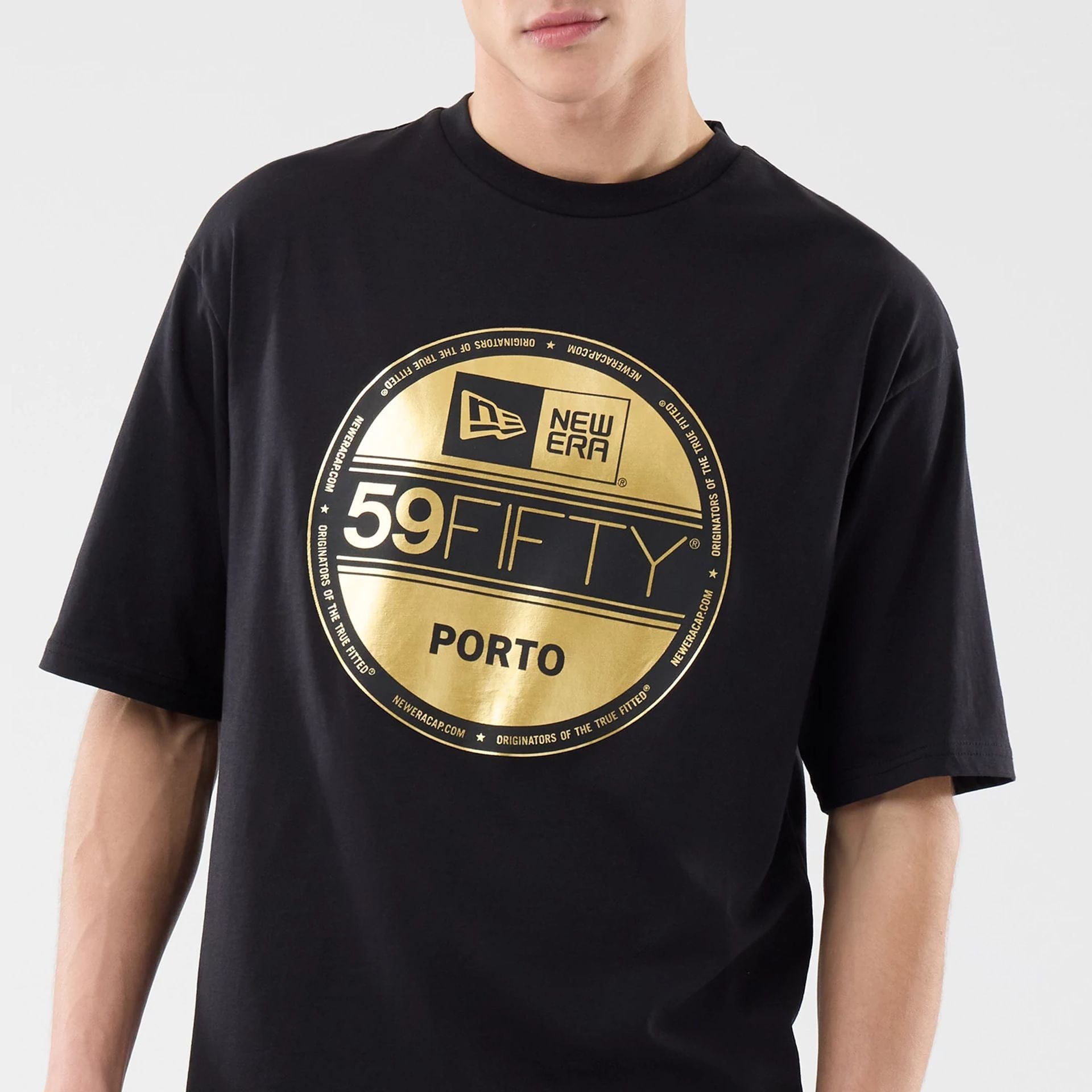 The model is wearing this New Era Sticker Porto Oversized T-Shirt in black. 5