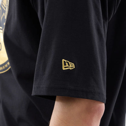 The model is wearing this New Era Sticker Porto Oversized T-Shirt in black. 4