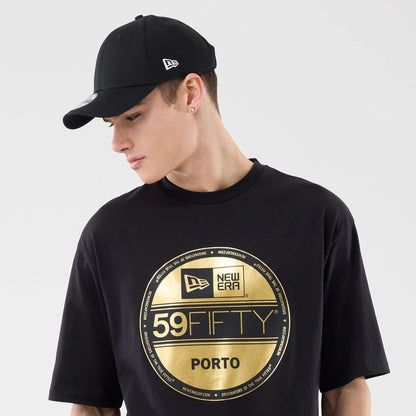 The model is wearing this New Era Sticker Porto Oversized T-Shirt in black. 6