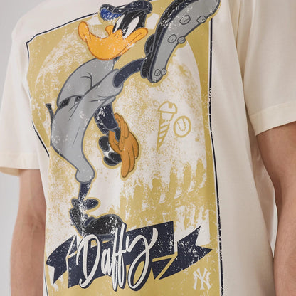 The model is wearing this MLB X Looney Tunes New York Yankees T-Shirt in Cream. 3