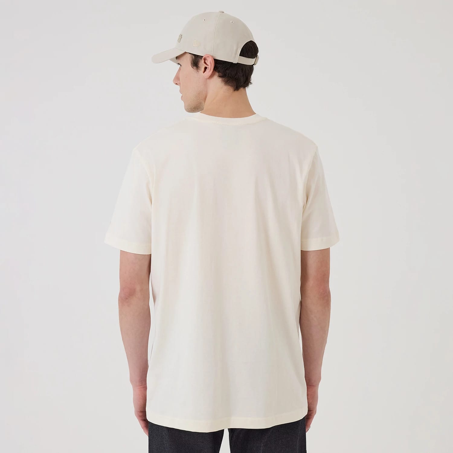 The model is wearing this MLB X Looney Tunes New York Yankees T-Shirt in Cream. 2