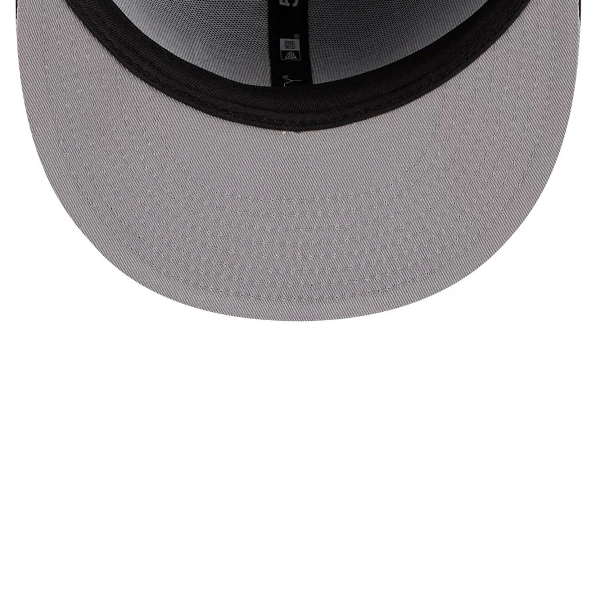 Pictured is this MLB X Looney Tunes Bugs Bunny Boston Red Sox 59FIFTY Fitted cap in navy. 2