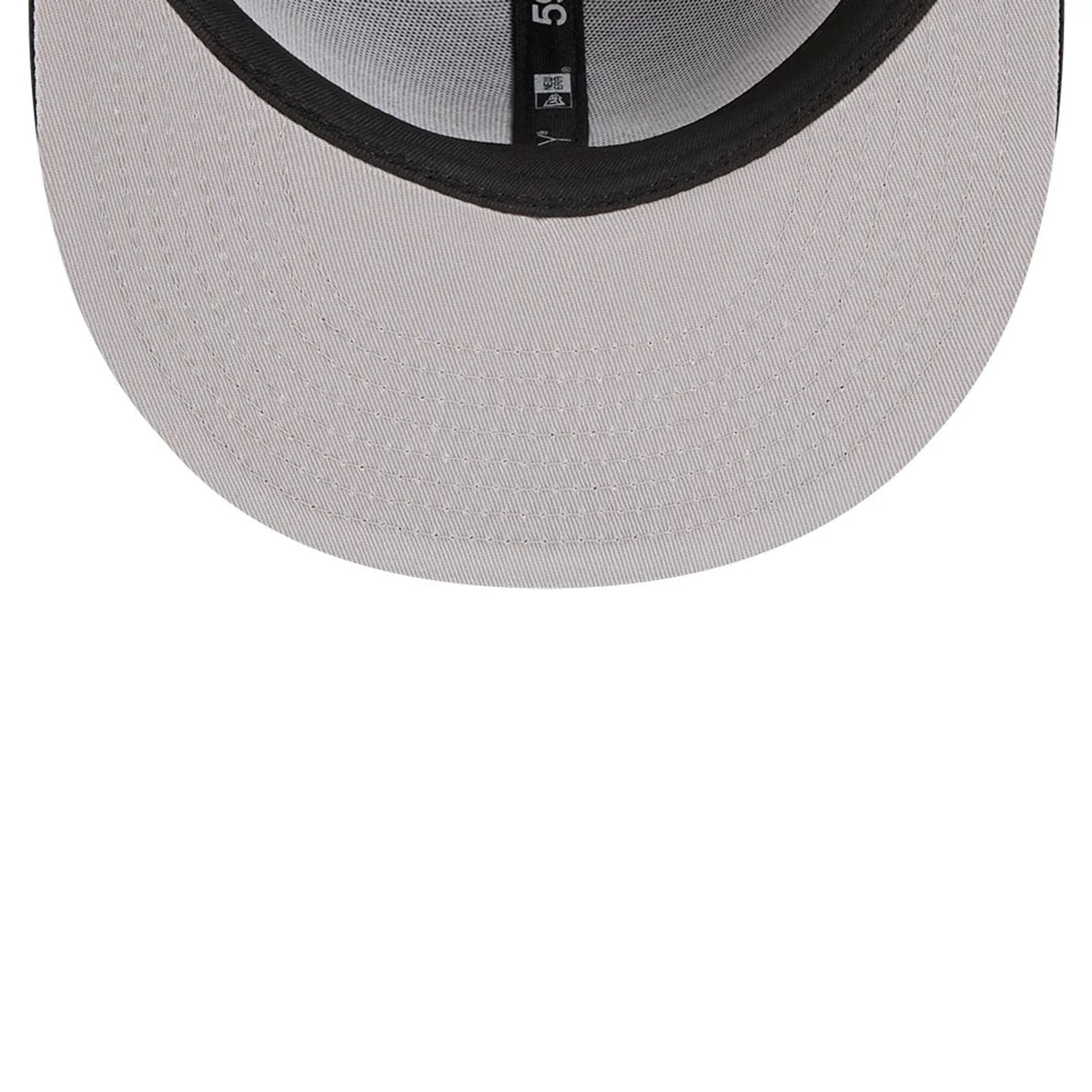 Pictured is this MLB X Looney Tunes Bugs Bunny Chicago White Sox 59FIFTY Fitted cap in black. 2