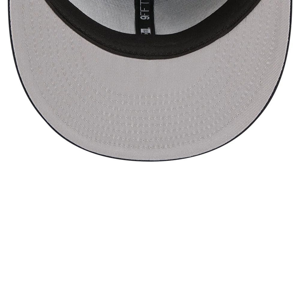 Pictured is this MLB X Looney Tunes Bugs Bunny New York Yankees 9FIFTY Snapback Adjustable cap in navy. 2